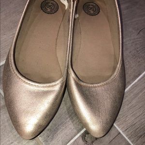 Gold Pointed Toe Flats Women’s 8 Medium